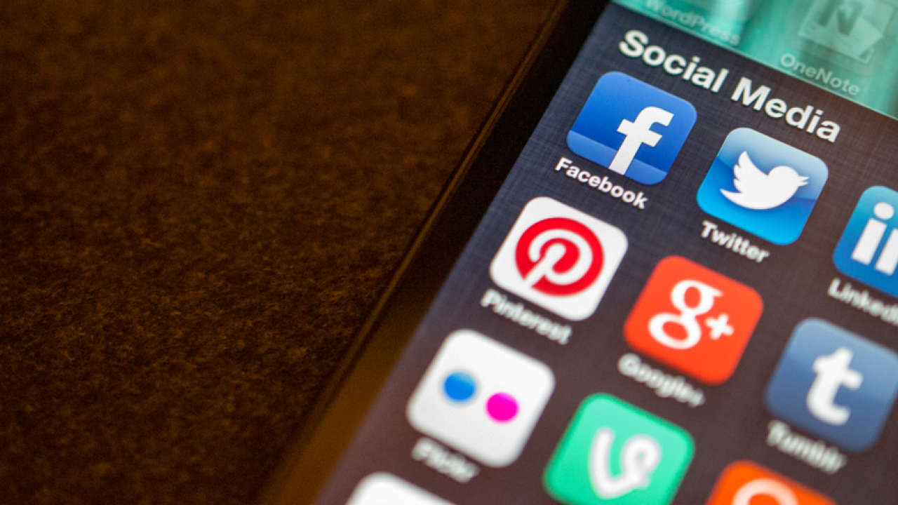 Nätjättar som Facebook och Google föreslås få betala till medieföretag när folk klickar på länkar till upphovsrättsskyddat material.