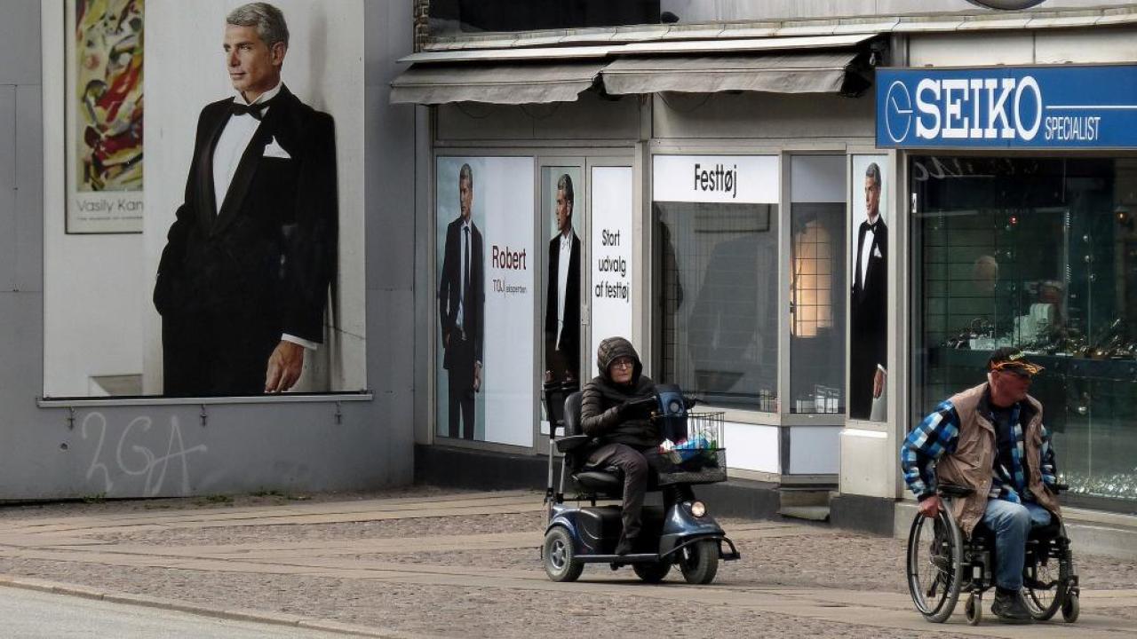 EU-kommissionen vill lansera ett gemensamt intyg och parkeringskort för personer med funktionsnedsättning.