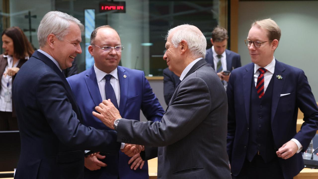 I mitten EU:s utrikesrepresentant Josep Borrell och till höger Sveriges utrikesminister Tobias Billström (M) under måndagens möte i Bryssel.