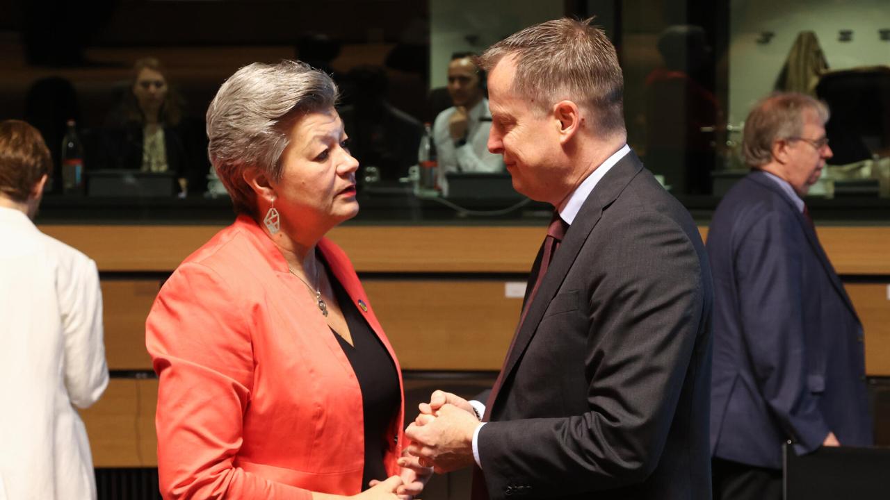 Migrationskommissionär Ylva Johansson i samtal med migrationsminister Anders Ygeman under fredagens EU-möte i Luxemburg.