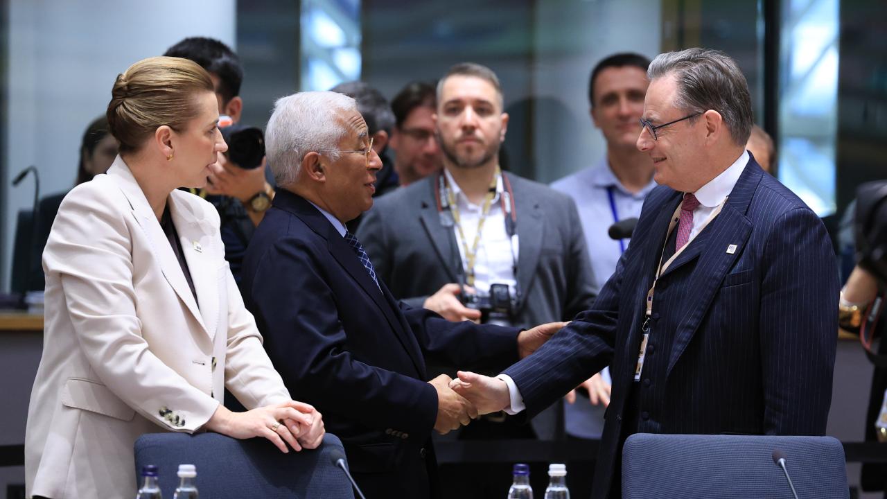Europeiska rådets ordförande António Costa tar i hand med Belgiens premiärminister Bart De Wever under toppmötet. Danmarks statsminister Mette Frederiksen ser på. 