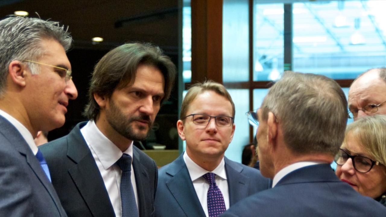 Slovakiens inrikesminister Robert Kaliňák, andra till vänster, diskuterar med kollegor under torsdagens ministermöte i Bryssel.