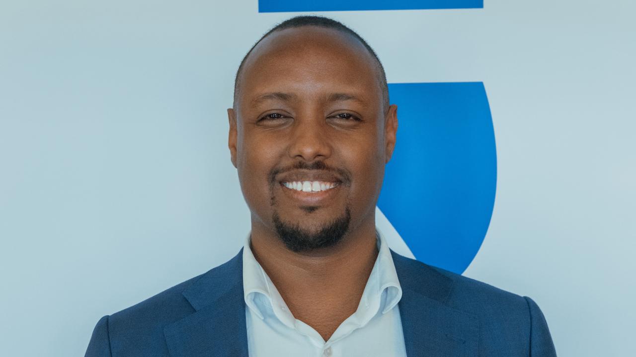 Ahmed Abdirahman, Järvaveckan, menar att det låga deltagandet i EU-valet kan motverkas genom konkreta åtgärder som medborgarpaneler och särskilda satsningar där valdeltagandet är som lägst.