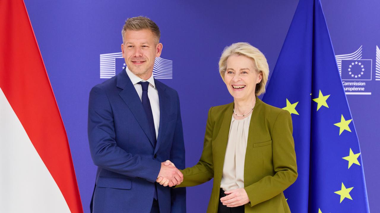 Ungerns premiärminister och EU-kommissionens ordförande Ursula von der Leyen under fredagens möte.