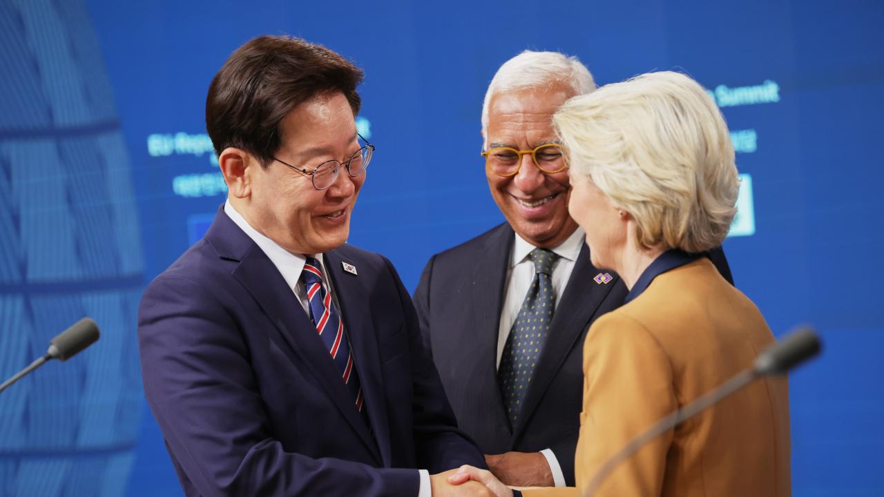 Sydkoreas president Lee Jae Myung, Europeiska rådets ordförande António Costa och EU-kommissionens ordförande Ursula von der Leyen.