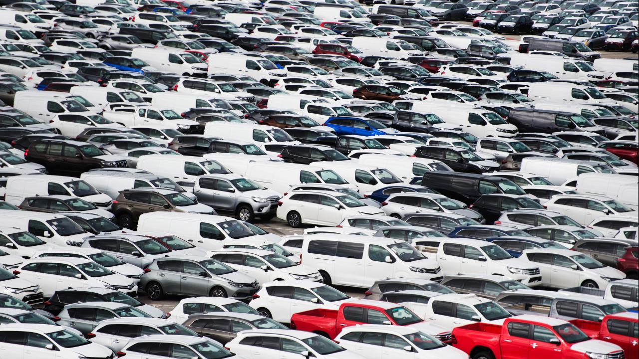 EU verkar inte nå sitt klimatmål om att minska bilars utsläpp, bilar släpper fortfarande ut lite mycket koldioxid som för tolv år sedan.