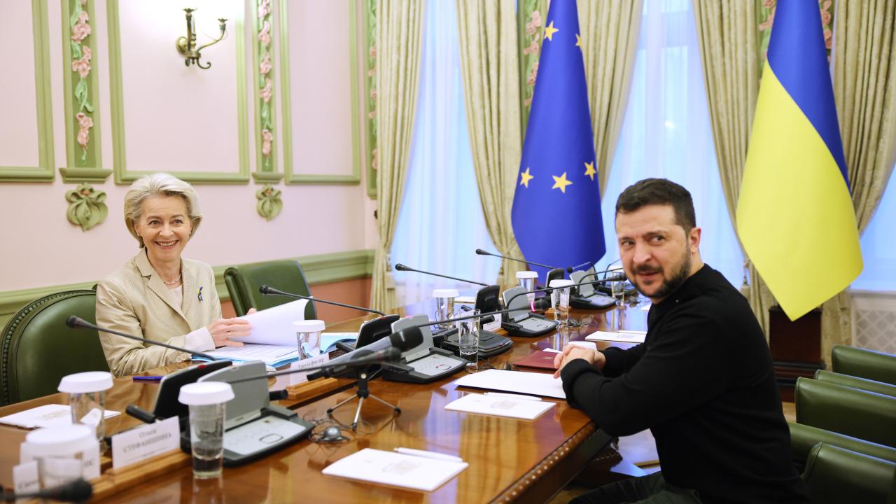 EU-kommissionens ordförande Ursula von der Leyen och Ukrainas president Volodymyr Zelenskyj. Arkivbild.