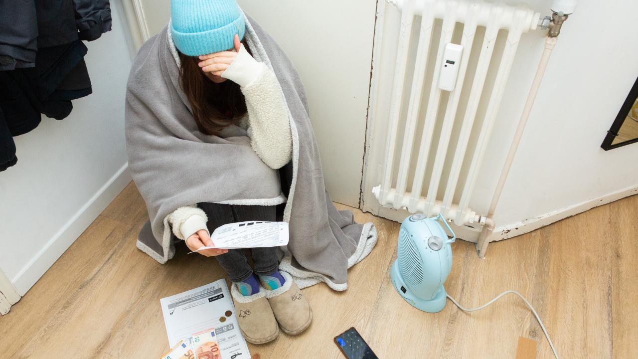 Ett av kriterierna som måste uppfyllas för att räknas till kategorin allvarlig materiell och social fattigdom är att inte kunna värma upp sin bostad. Arkivbild.