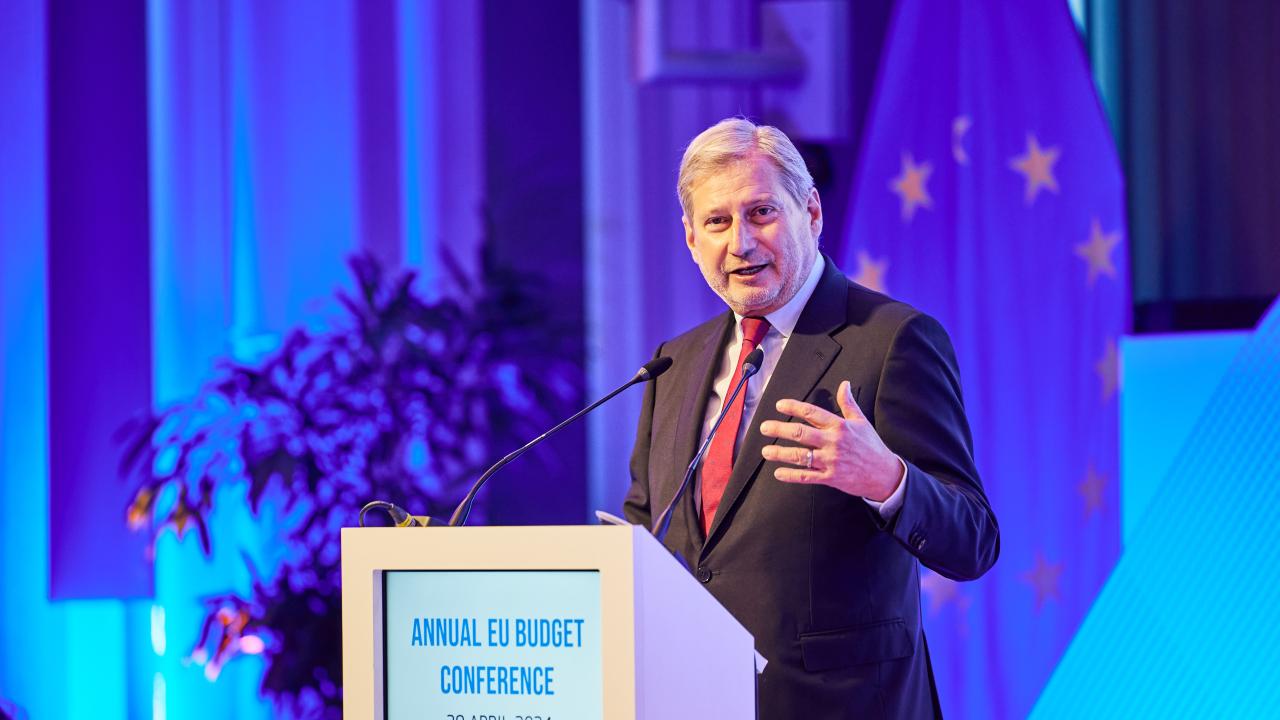 EU:s budgetkommissionär efterlyser nya inkomstkällor till budgeten och större möjlighet att flytta om poster för att möta nya utmaningar. 