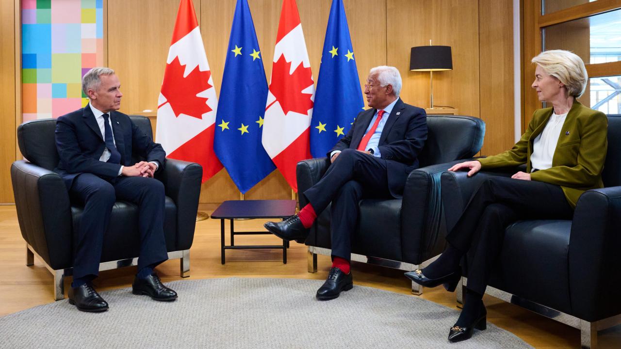 Kanadas premiärminister Mark Carney, Europeiska rådets ordförande António Costa, EU-kommissionens ordförande Ursula von der Leyen.