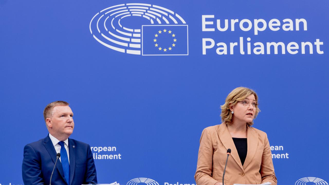 EU-kommissionärer Henna Virkkunen och Michael McGrath presenterar rapporten.