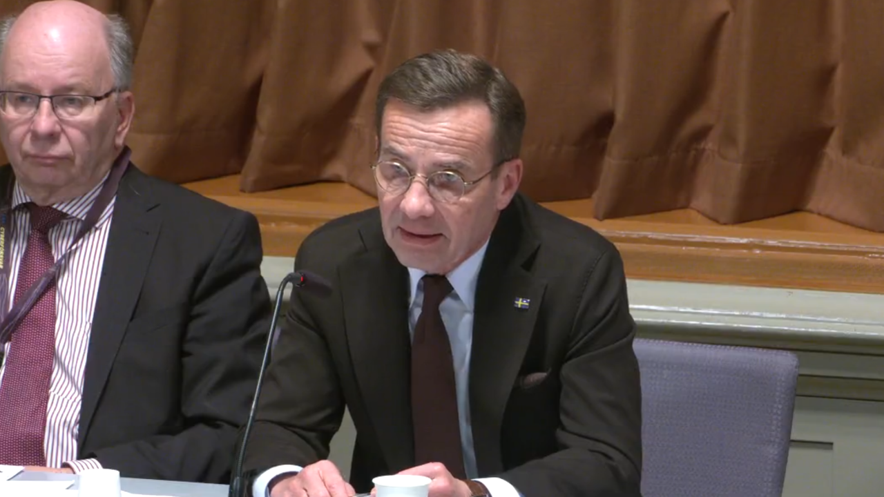 Inför varje EU-toppmöte måste statsministern söka en riksdagsmajoritet för sin linje i EU-nämnden. 