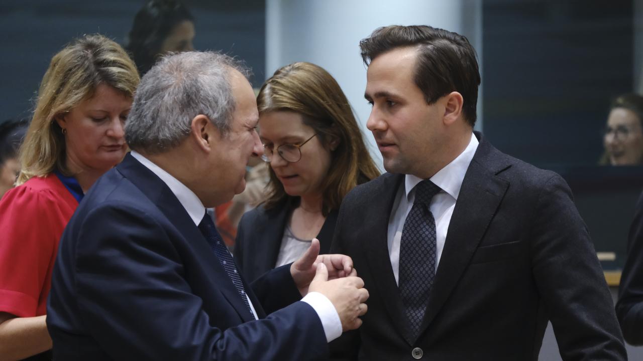 Sveriges nya bistånds- och utrikeshandelsminister Benjamin Dousa (M) samtalar med Spaniens industri- och turistminister socialdemokraten Jordi Hereu Boher på EU:s konkurrenskraftsråd i Bryssel.