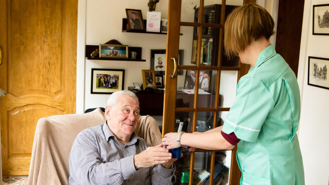 EU-kommissionen vill att den långvariga vården i EU-länderna förbättras – dels för vårdtagarna men också för vårdarbetarna. 