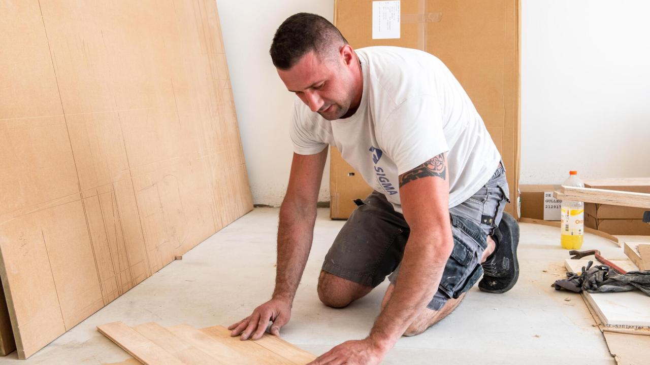 Att anpassa arbetskläderna efter temperaturen kan vara ett sätt att undvika en alltför varm arbetsmiljö, enligt Per Nylén på Arbetsmiljöverket. Mannen på bilden har inget med artikeln att göra. 