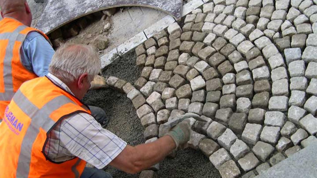 Omförhandling av utstationeringsdirektivet kan bli ett riskabelt äventyr för den svenska modellen, menar skribenten.