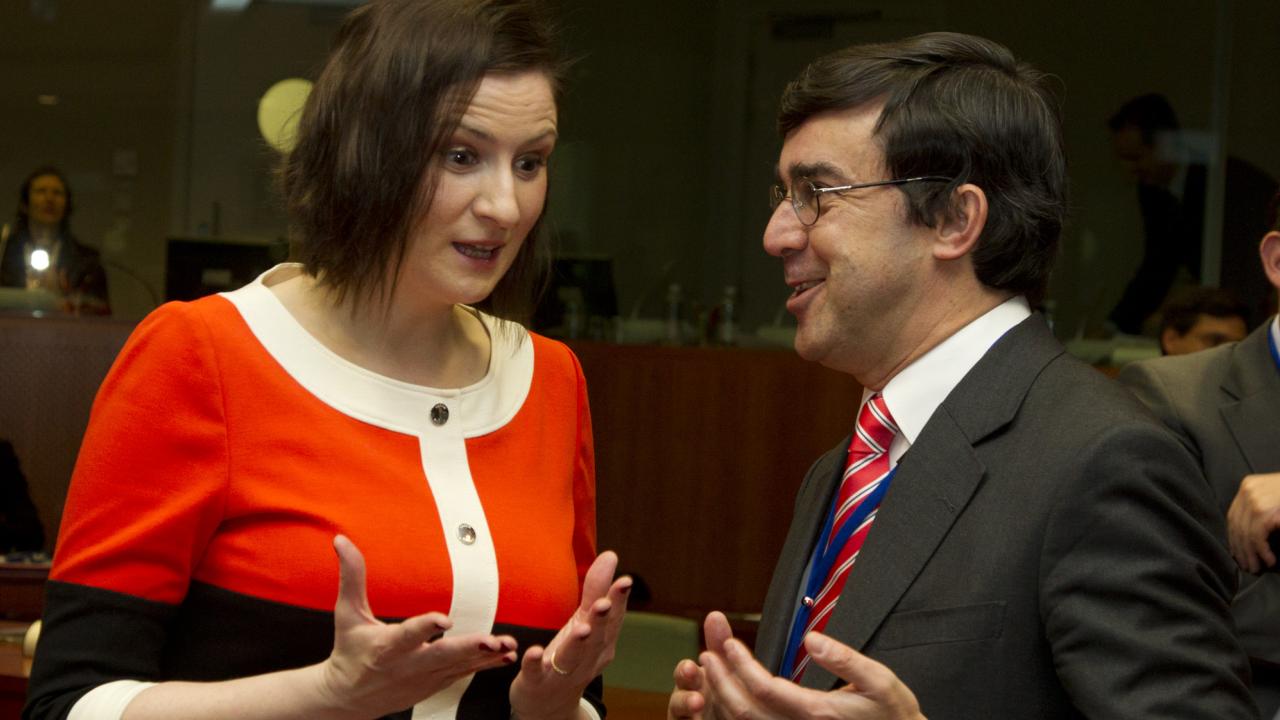Den svenska EU-ministern Birgitta Ohlsson i samspråk med sin portugisiske kollega Miguel Morais Leitão.