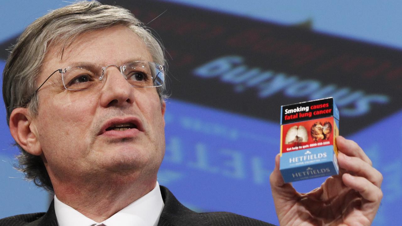 EU:s hälsokommissionär Tonio Borg visar upp hur ett framtida cigarettpaket kan komma att se ut.