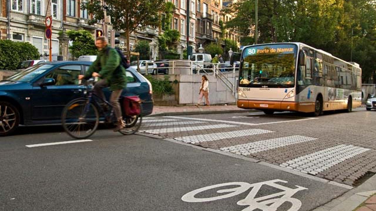 Att åka buss är en av prövningarna med att bo i Bryssel, skriver Lars Hagberg.