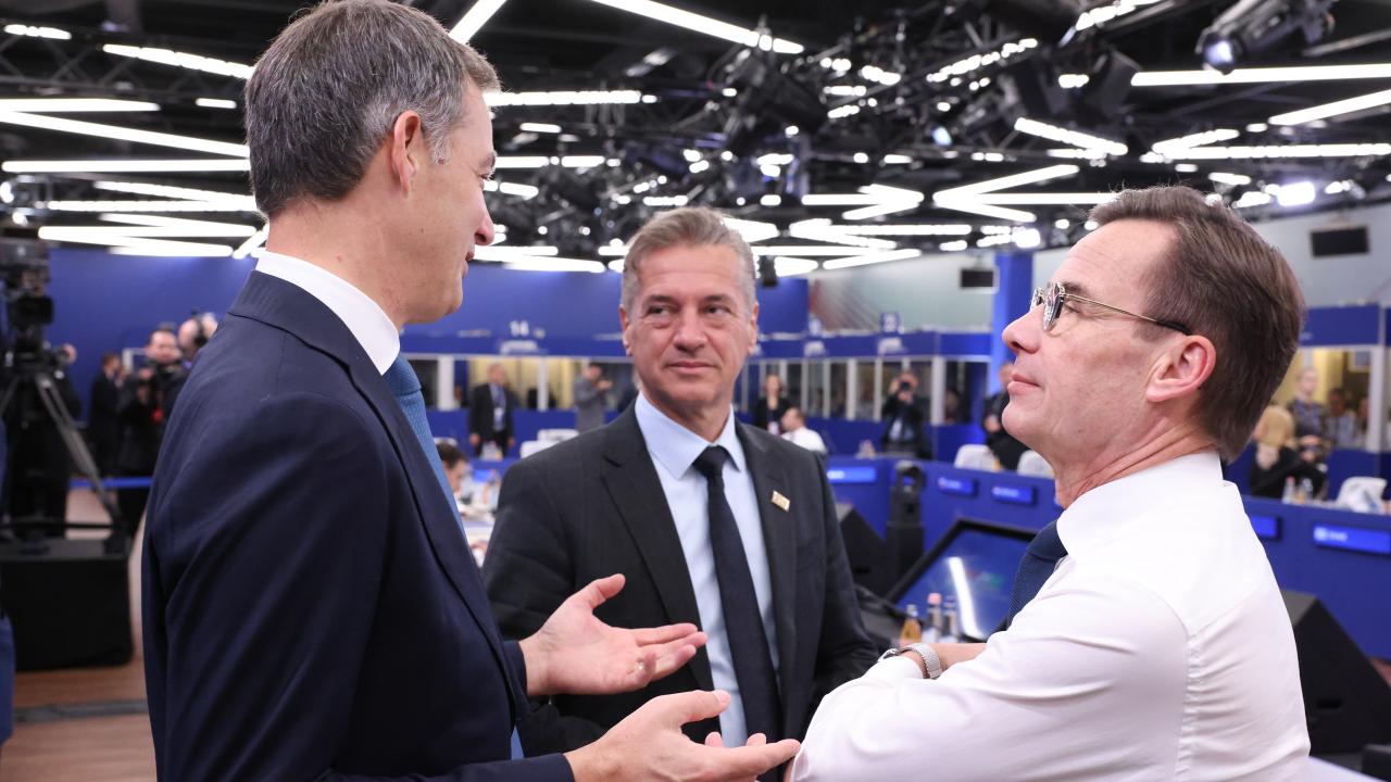 Statsminister Ulf Kristersson (M) i samtal med Belgiens premiärminister Alexander De Croo och Sloveniens premiärminister Robert Golob på fredagens informella EU-toppmöte.