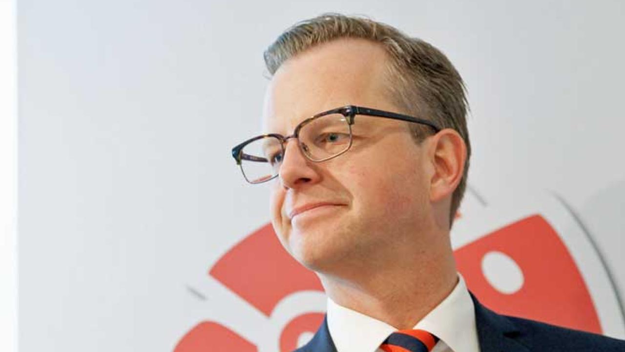 Närings- och innovationsminister Mikael Damberg (S) vill lyfta fram löntagarnas rättigheter i handelsavtalet mellan EU och USA men facken är rädda att det inte räcker.