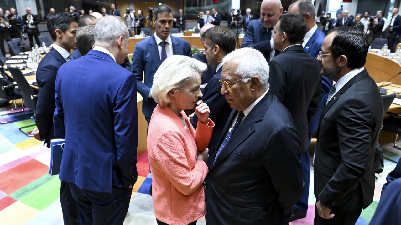 EU-kommissionens ordförande Ursula von der Leyen och Europeiska rådets ordförande António Costa i samtal på ett tidigare EU-toppmöte. Arkivbild.