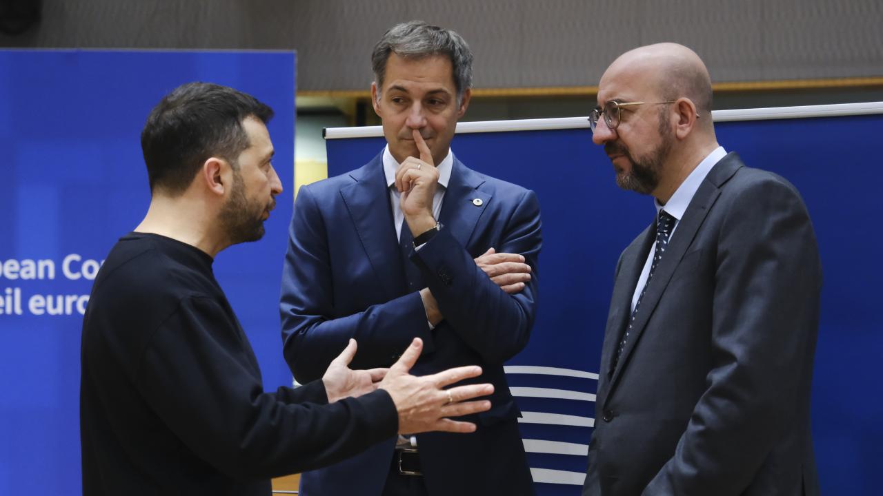 Ukrainas president Volodymyr Zelenskyj i intensiv diskussion med Charles Michel Europeiska rådets ordförande på toppmötet 17 oktober 2024.