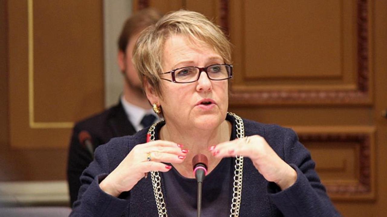 Désirée Pethrus (KD) och de fyra allianspartierna vill ha tydligare besked innan de ger regeringens sitt stöd. 