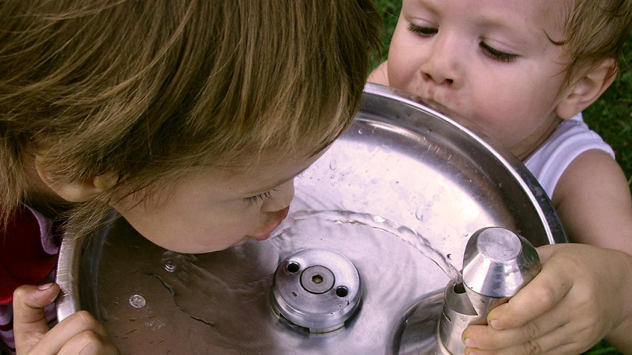 I Europa är det uppskattningsvis fler än en miljon människor som inte har tillgång till rent dricksvatten till överkomligt pris, skriver Ellen Nygren.
