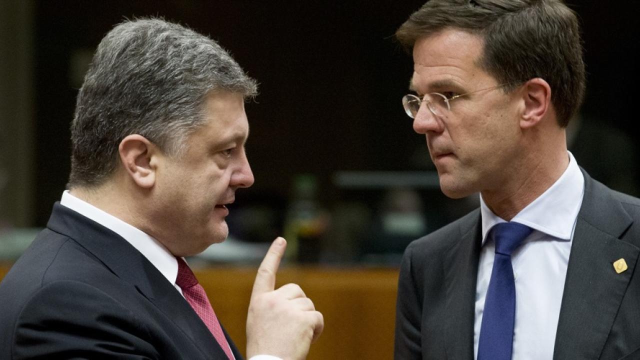 Ukrainas presidente Petro Porosjenko i samtal med Nederländernas premiärminister Mark Rutte. Arkivbild.
