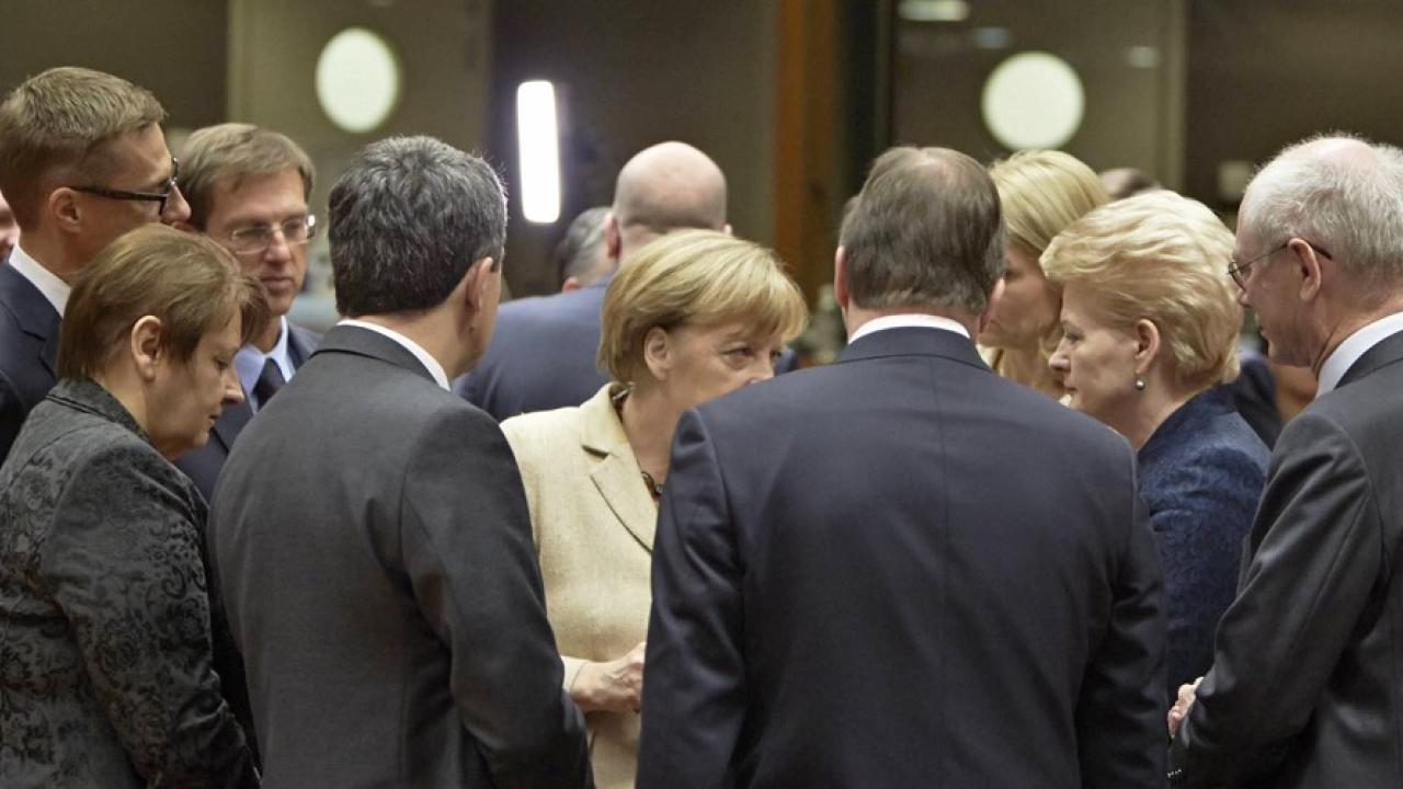 Stats- och regeringschefer samlade kring den tyska förbundskanslern Angela Merkel. Arkivild.