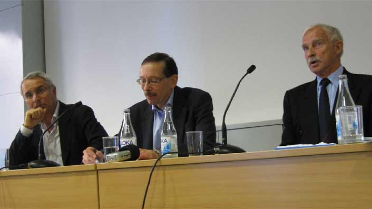 Uppfattningarna gick som väntat i sär när Harry Flam, Lars Calmfors och Nils Lundgren på fredagen diskuterade eurons situation. 