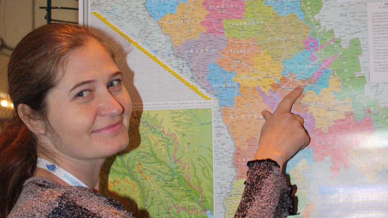 Nadejda Andreev visar sin hemby på kartan över Moldavien.