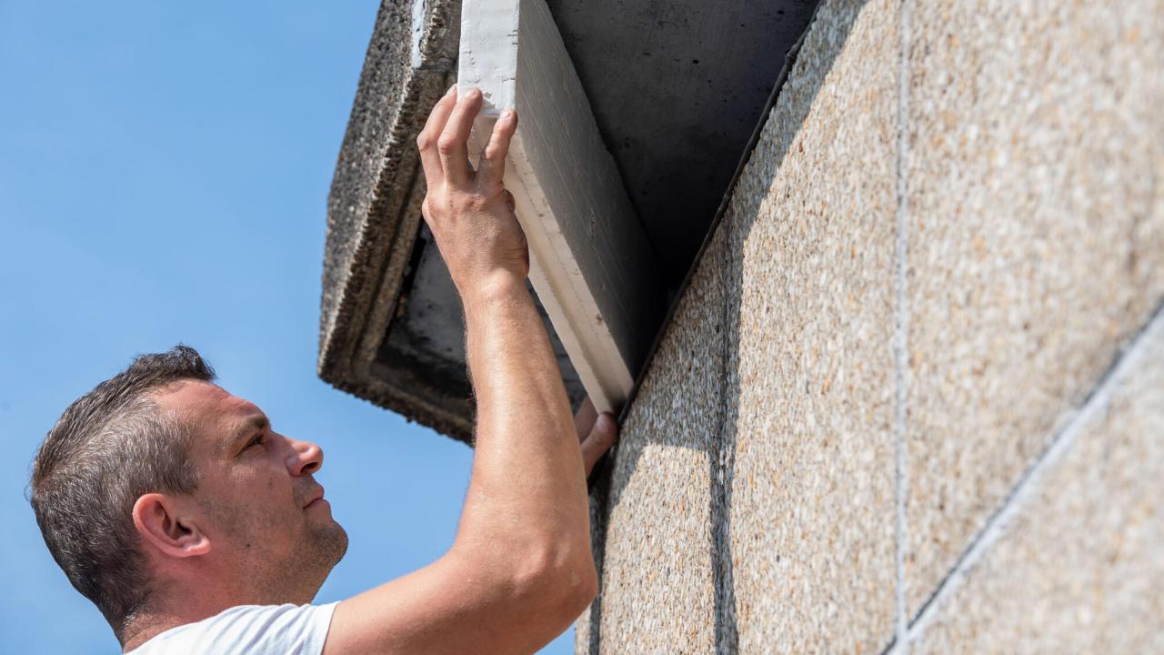 Asbest är förbjudet i EU sedan 2005 men finns kvar i gamla byggnader och kan frigöras vid renovering. 