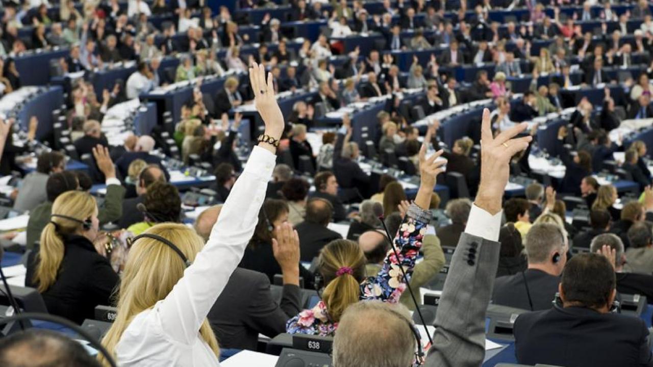 Bilden visar hur det kunde se ut vid omröstningarna i Europaparlamentet innan coronapandeminen bröt ut. Arkivbild.