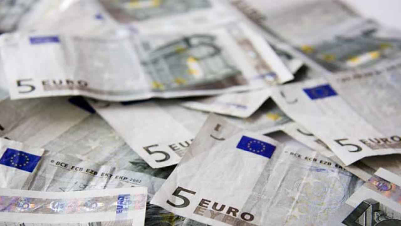 För att ekonomin ska komma på fötter måste lönerna sjunka i krisande euroländer, skriver Victor Snellman på Svenskt Näringsliv.