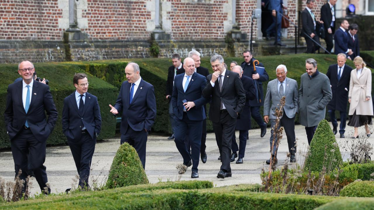 EU-ledarna tar en bensträckare, i olika takt, under torsdagens informella toppmöte på slottet Alden Biesen i Belgien.