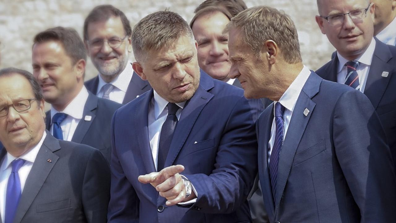 Slovakiens premiärminister Robert Fico i samtal med Europeiska rådets ordförande Donald Tusk vid fredagens toppmöte i Bratislava.