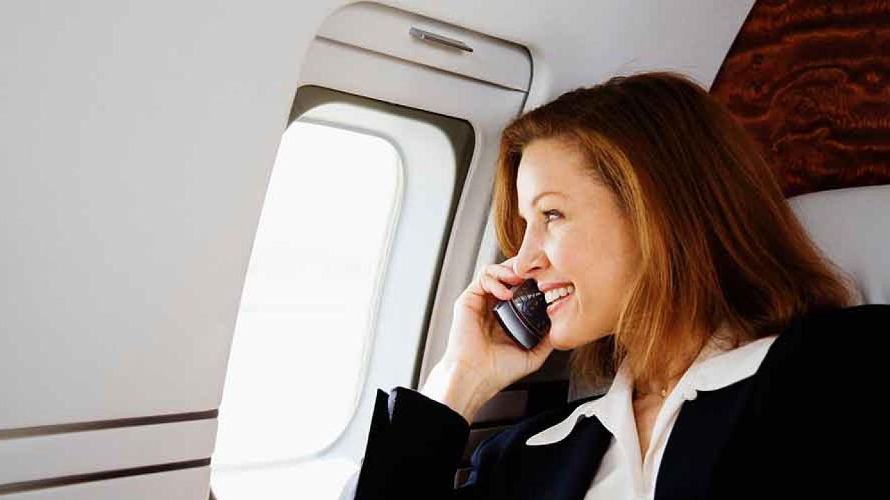 Snart kan det bli möjligt att prata i mobiltelefon även under flygresan. Arkivbild.