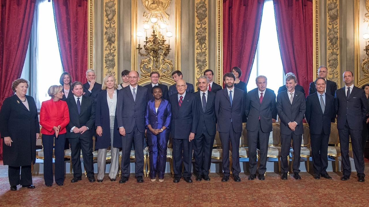 Den nya italienska regeringen. Premiärminister Enrico Letta åttonde från vänster.