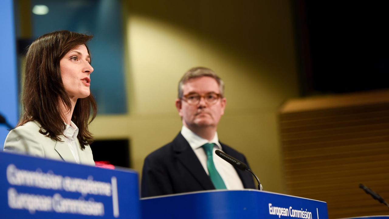 EU-kommissionärerna Marija Gabriel och Julian King vill att IT-plattformar själva stoppar falska nyheter.