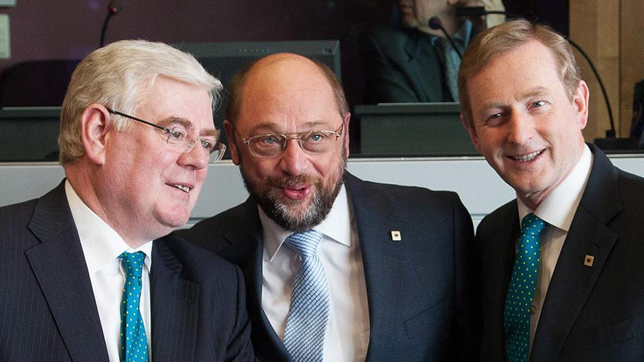 EU-parlamentets talman Martin Schulz flankerad av irländske utrikesministern Eamon Gilmore (t.v) och landets premiärminister Enda Kenny (t.h).