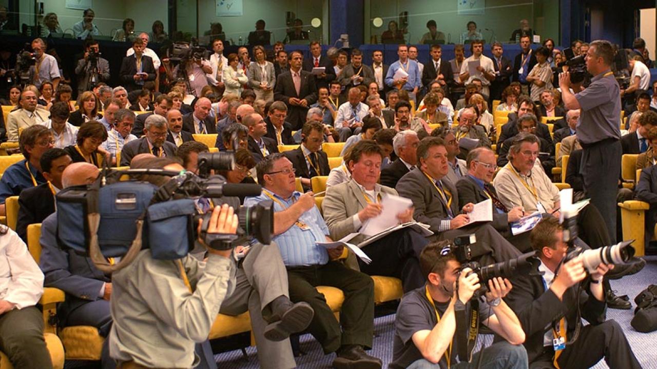 Journalister i ministerrådets presskonferensrum. Arkivbild.