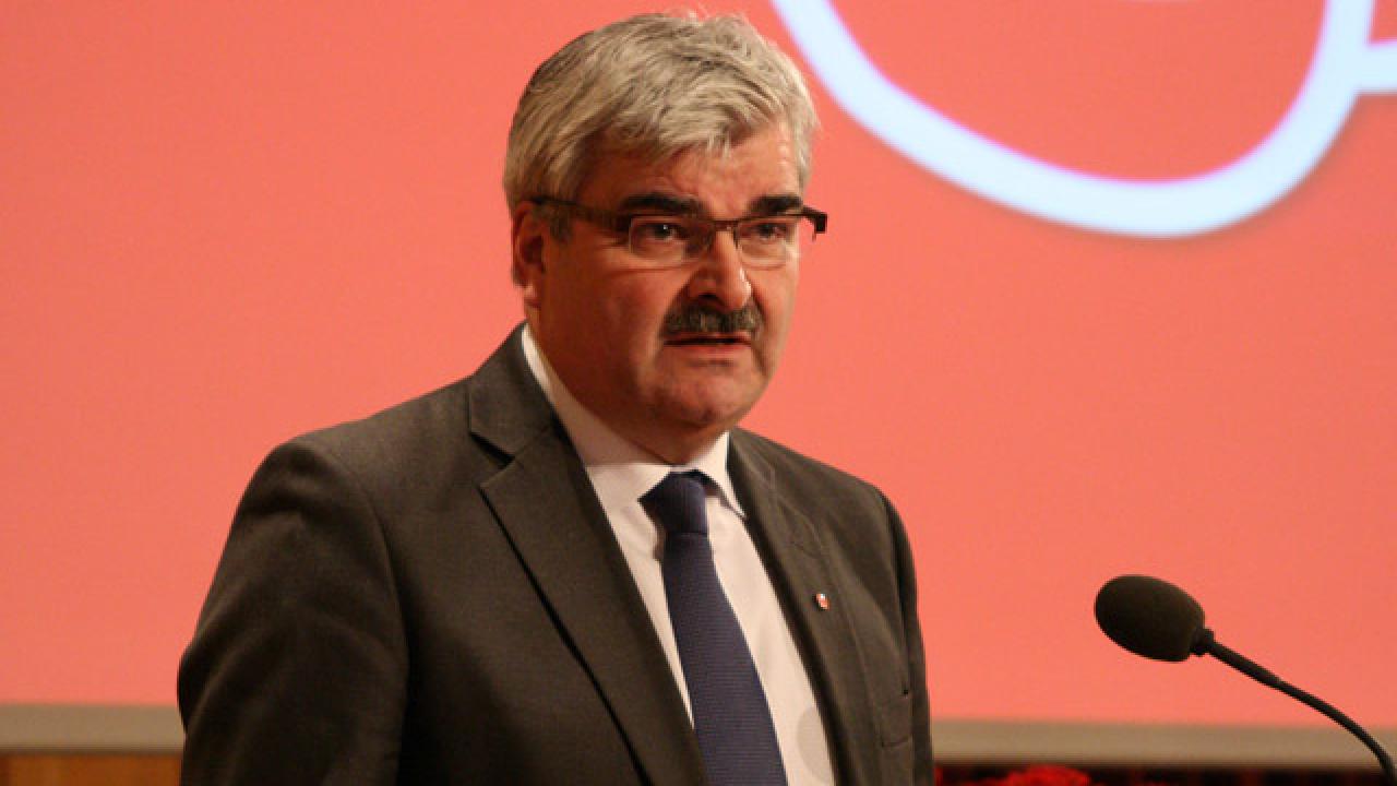 Oppositionsledaren Håkan Juholt (S) gick på måndagen till hårt angrepp på regeringen som han kallade visionslös i Europafrågor.