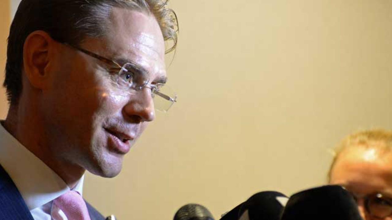 EU-kommissionär Jyrki Katainen ger euroländerna grönt ljus efter första budgetgranskningen ytterligare bedömningar kommer dock att göras senare i november. Arkivbild.