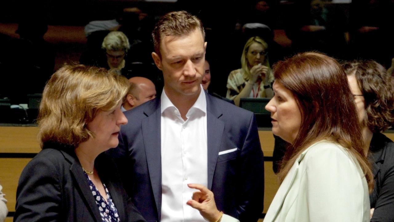 EU-minister Ann Linde (S) i diskussion med sin franske och österrikiske kollega. 