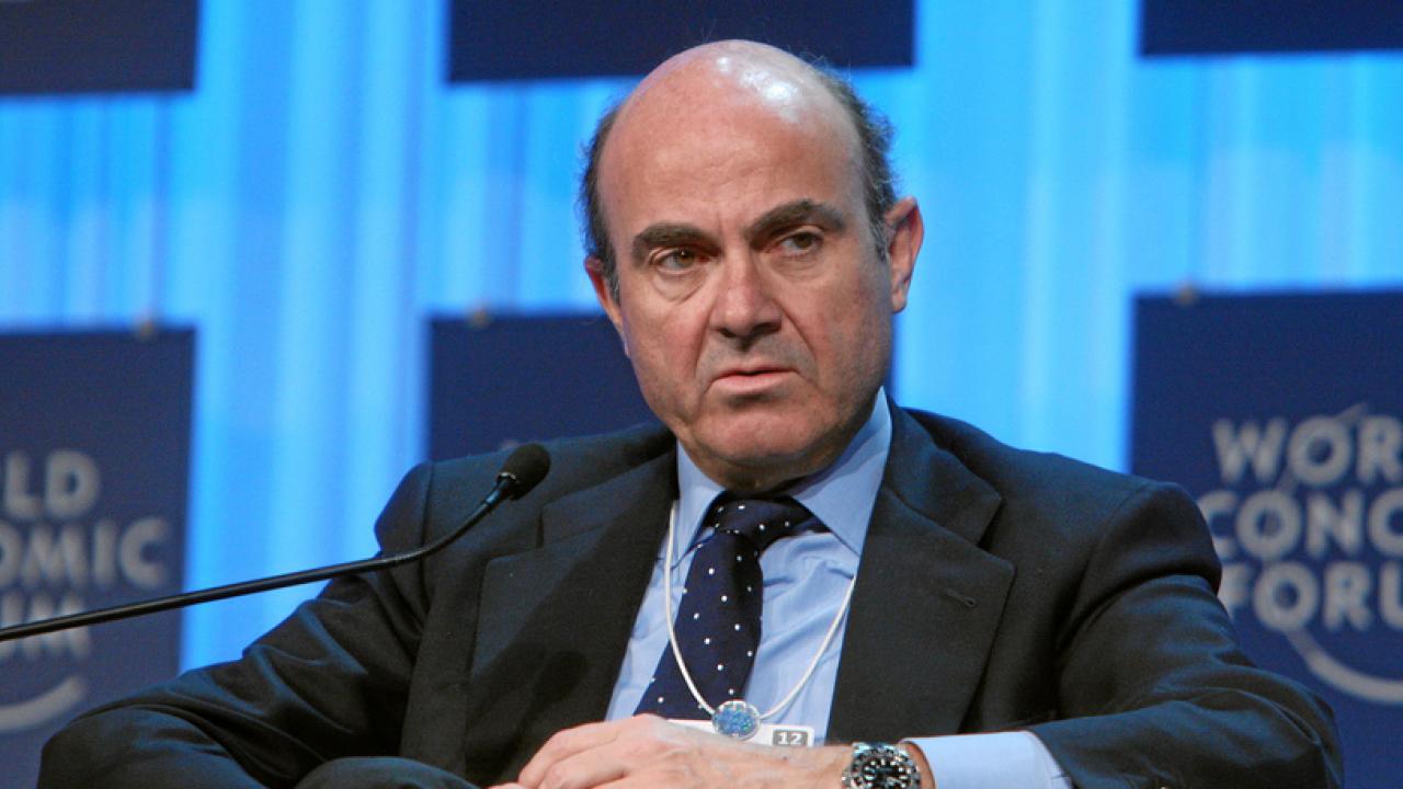 Luis de Guindos, Spanien finansminister, ger tvetydiga signaler om huruvida landet kommer att behöver krislån.