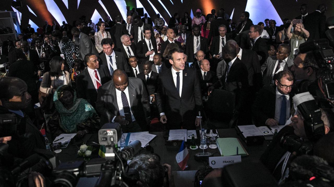 Frankrikes president Emmanuel Macron lovar krafttag mot slavhandeln i Libyen på toppmötet i Abidjan mellan EU och afrikanska unionen. 