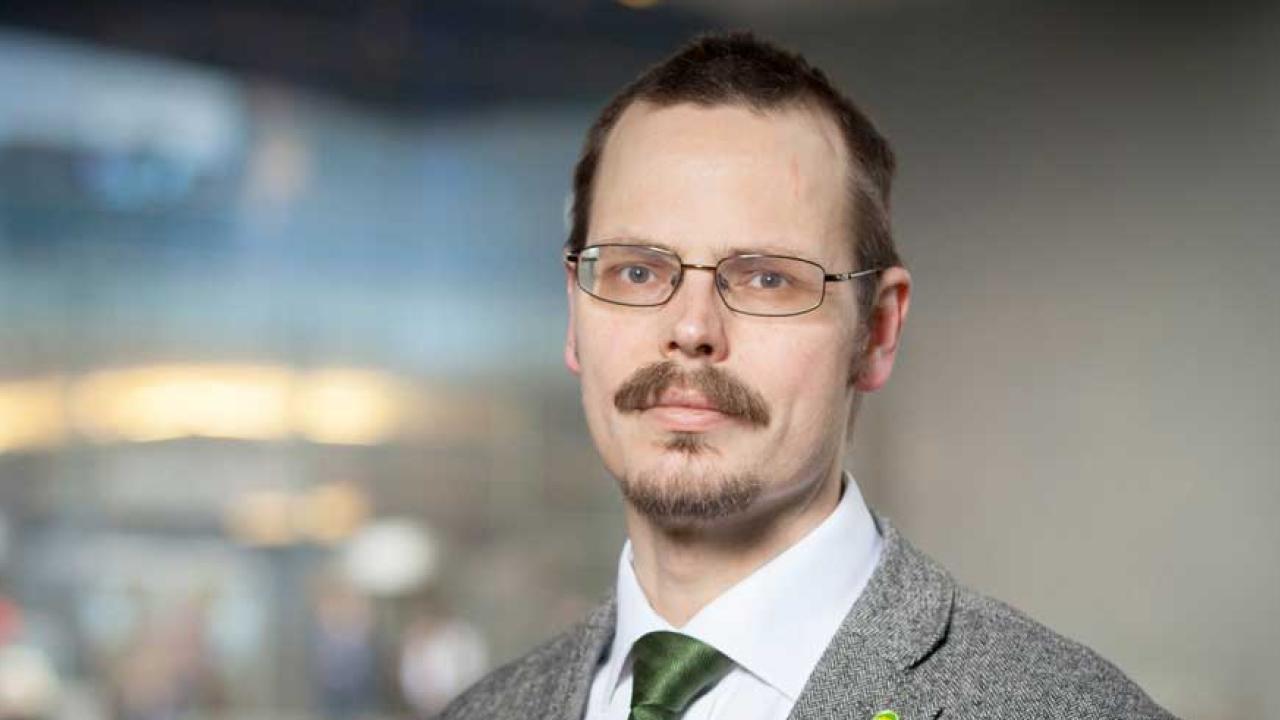 Det är inte rimligt att EU bromsar ikraftträdandet av ett fördrag som kommer att förbättra tillgången på litteratur för miljoner synskadade världen över. Det skriver Max Andersson (MP).