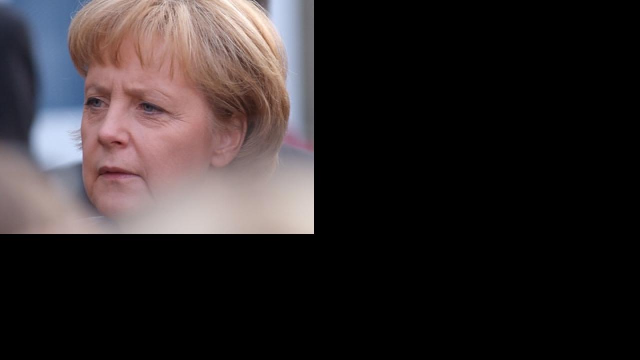 Angela Merkel kan fortsätta låna ut pengar till bland annat Grekland.